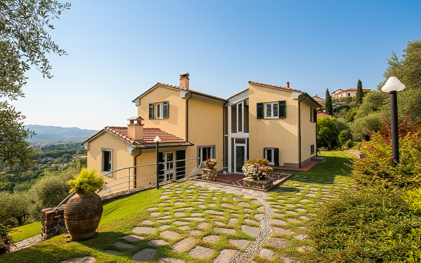 Villa med pool og grund i Sarzana