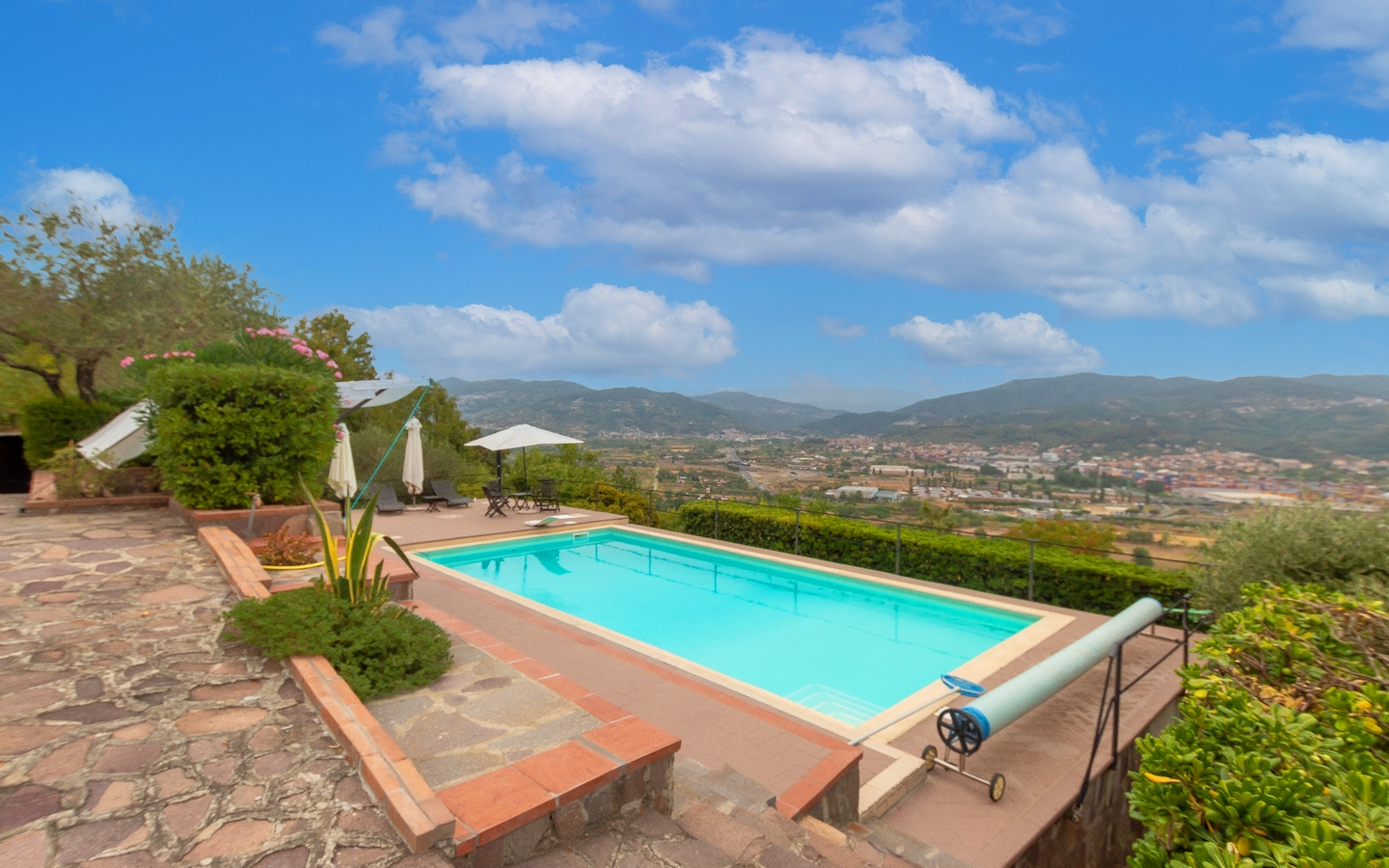 Villa med pool i en panoramisk position i Vezzano Ligure
