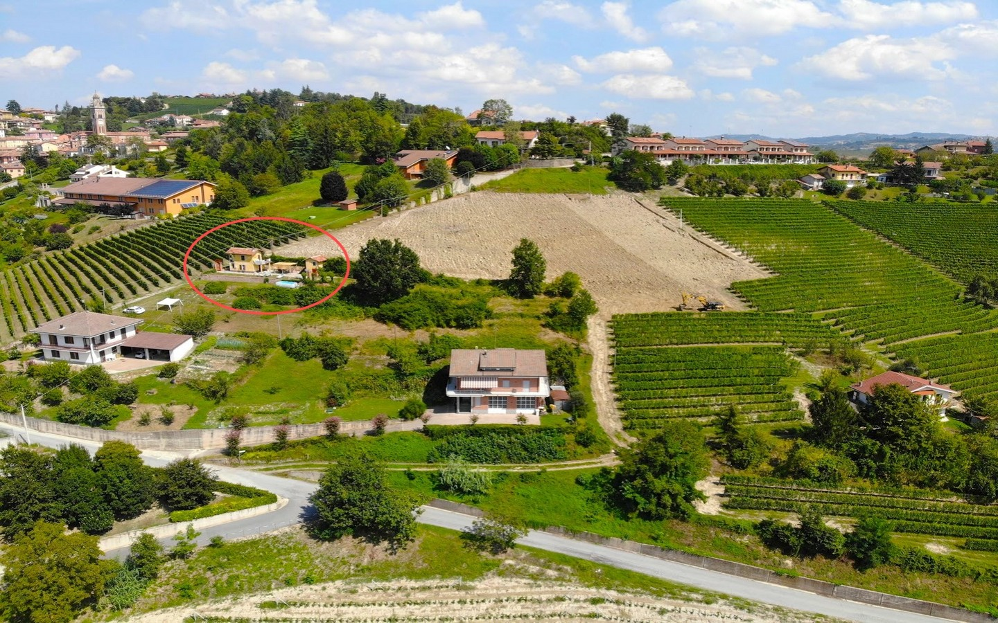 Byggegrunn med panoramautsikt og godkjent prosjekt i hjertet av Langhe