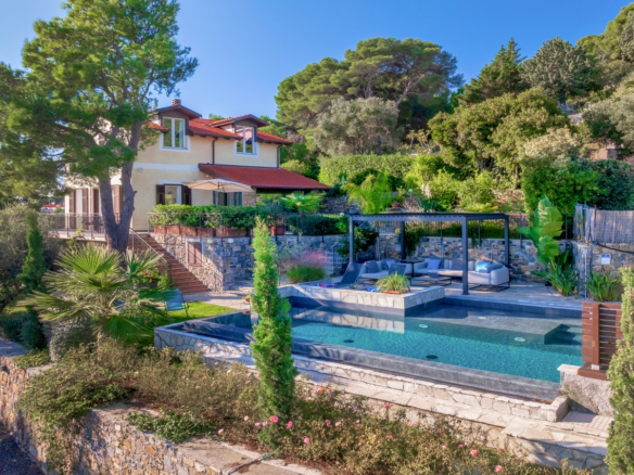 Affascinante Villa Ristrutturata Con Vista Mare E Piscina A Cervo