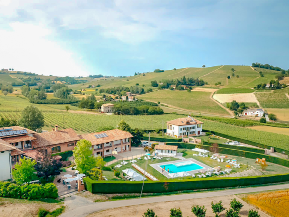 Agriturismo e Villa Con Vigneti E Piscina Nel Sud Del Piemonte