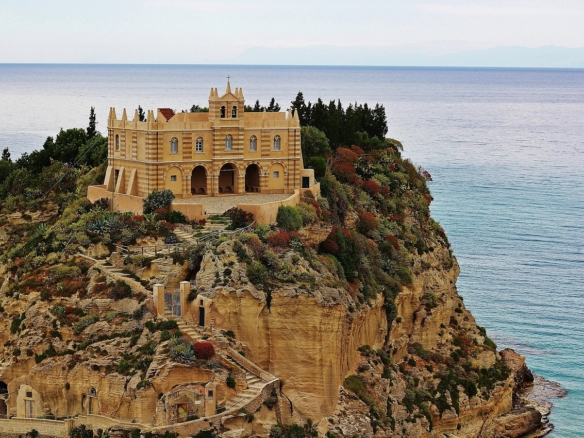 American Buyers Drive Calabria's Property Market: 32.42% of Foreign Sales