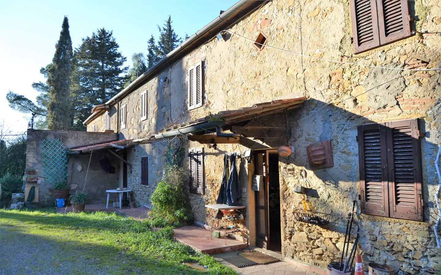 Altes toskanisches Bauernhaus mit Land und Panoramablick in Montescudaio