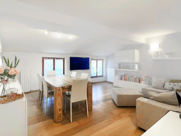 Appartamento Mansardato Nel Centro Storico Di Como