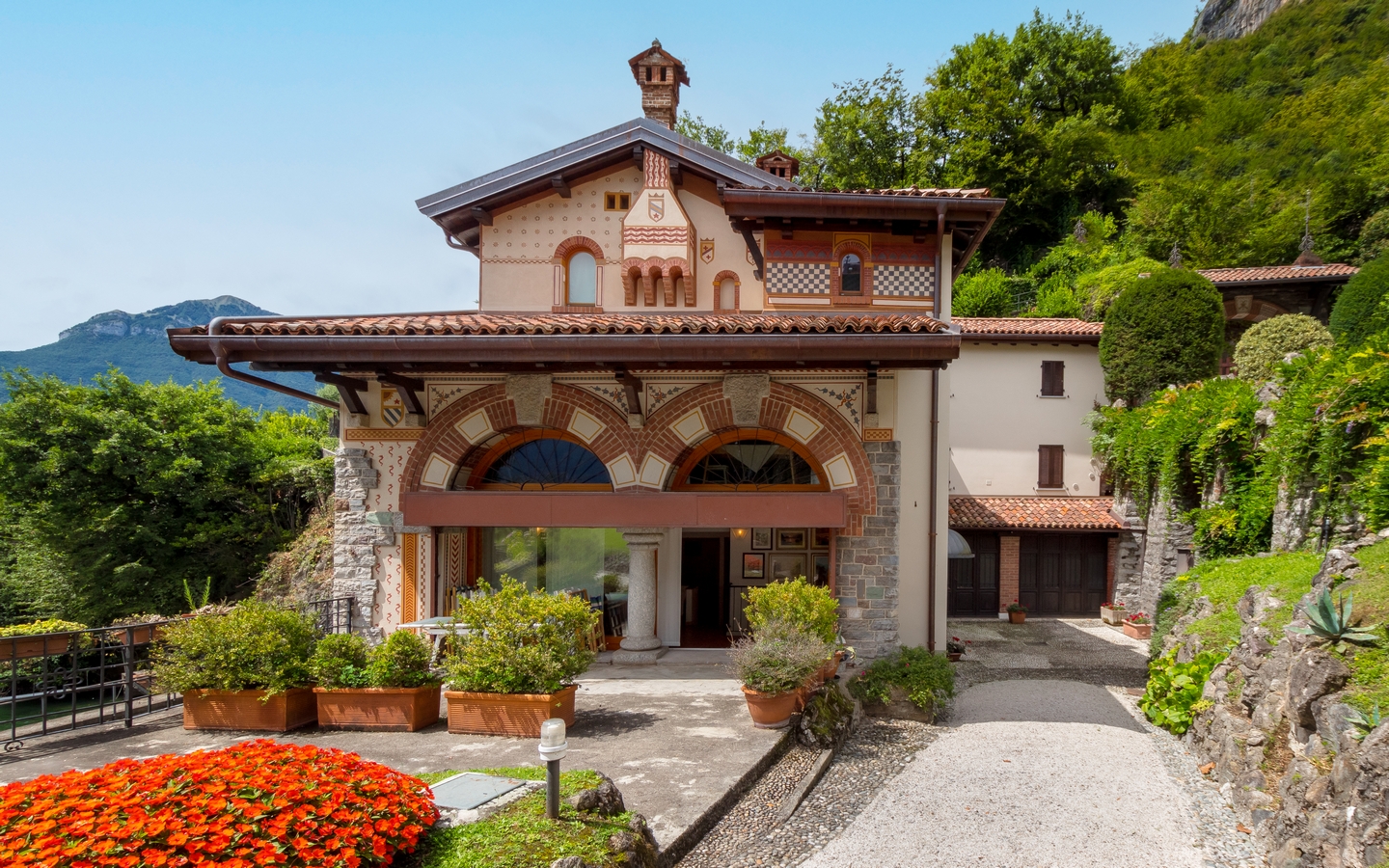 Appartamento di Prestigio in Villa Coppedé, Fronte Lago con Posto Barca