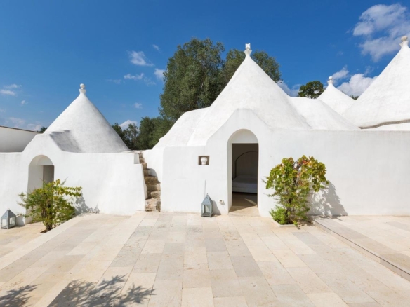 Apulia: authentic properties for sale along the crystalline waters of the Adriatic sea