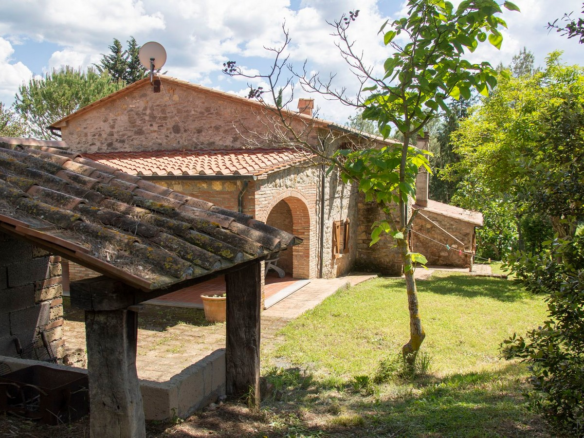 Azienda Agricola Con Vigneto Nel Cuore Della Campagna Toscana