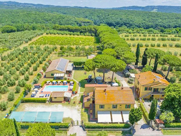 Azienda Agrituristica Con Piscina E Vigneto A Cecina