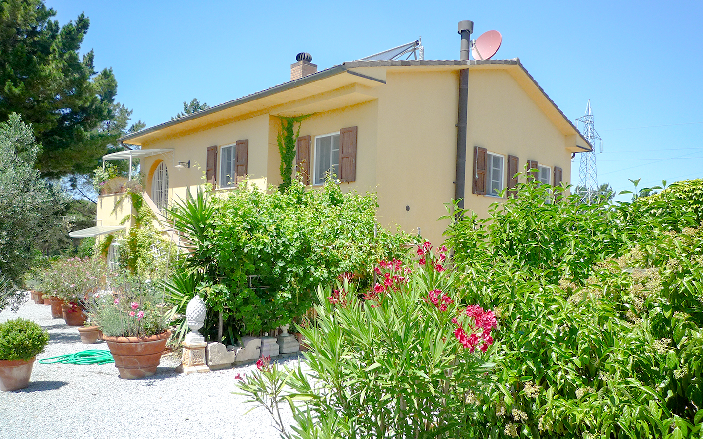 Boerderij met oneindig zwembad, panoramisch uitzicht en dependance in de Toscaanse heuvels