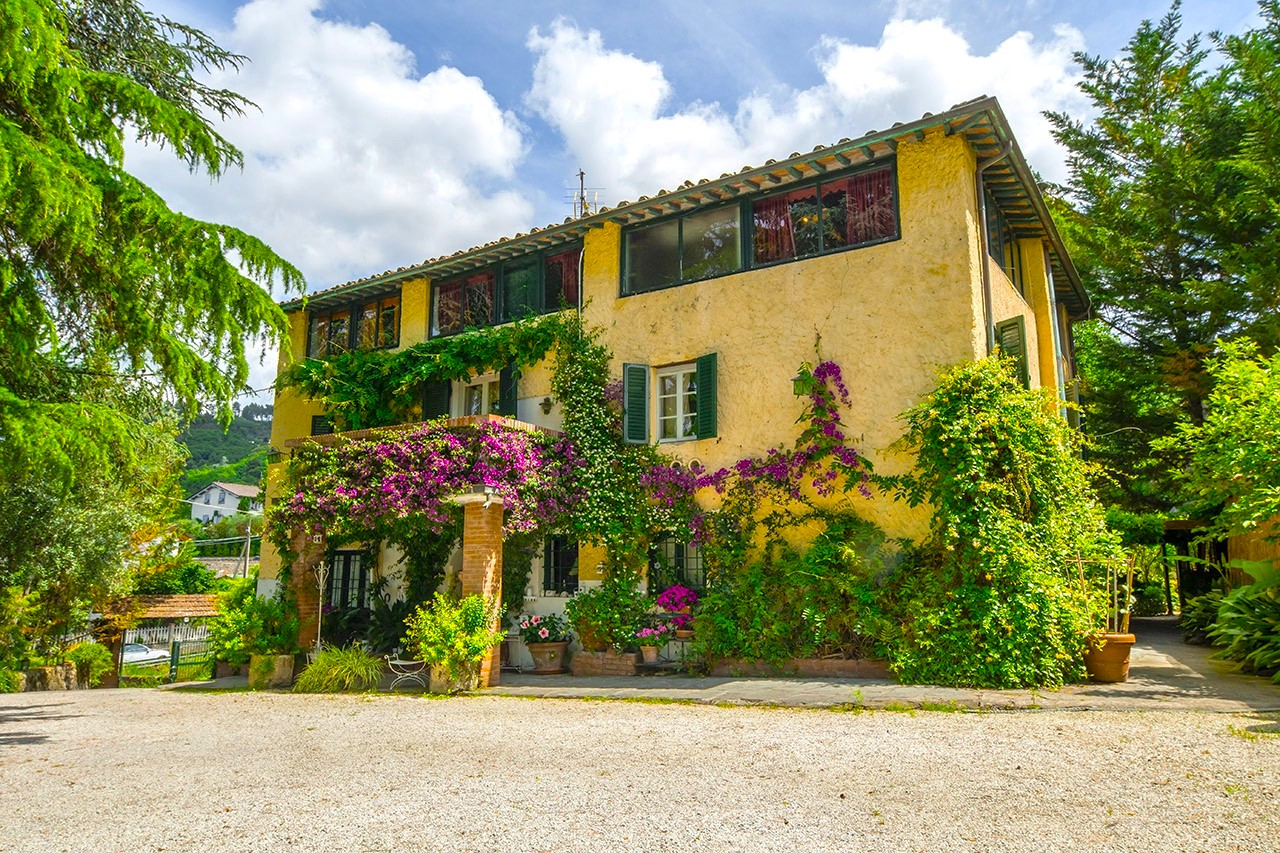 Очаровательный фермерский дом с бассейном и теннисным кортом в десяти минутах от пляжей Виареджио