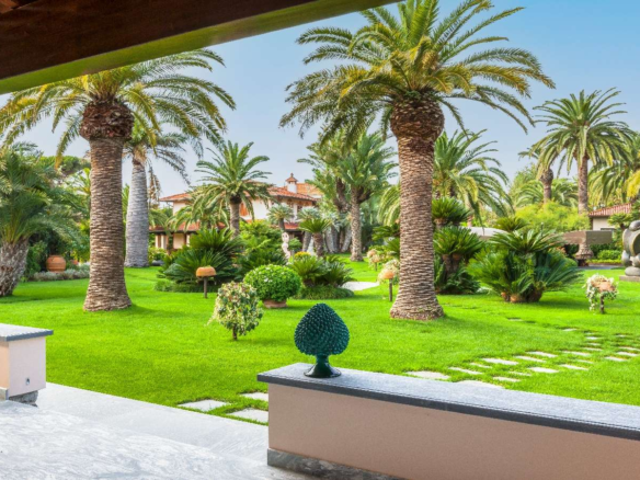 Complesso Di Tre Raffinate Ville Inserite In Un Maestoso Parco Con Piscina A Forte Dei Marmi
