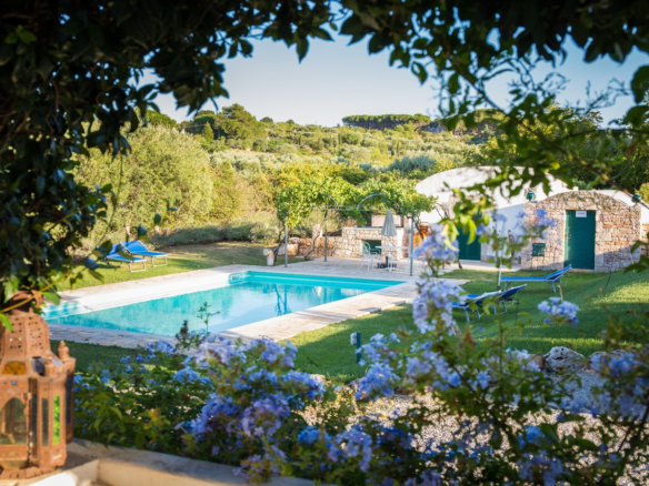 Complesso Residenziale Con Trullo