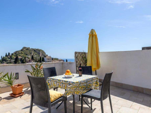 Panoramisch duplex te koop in Taormina