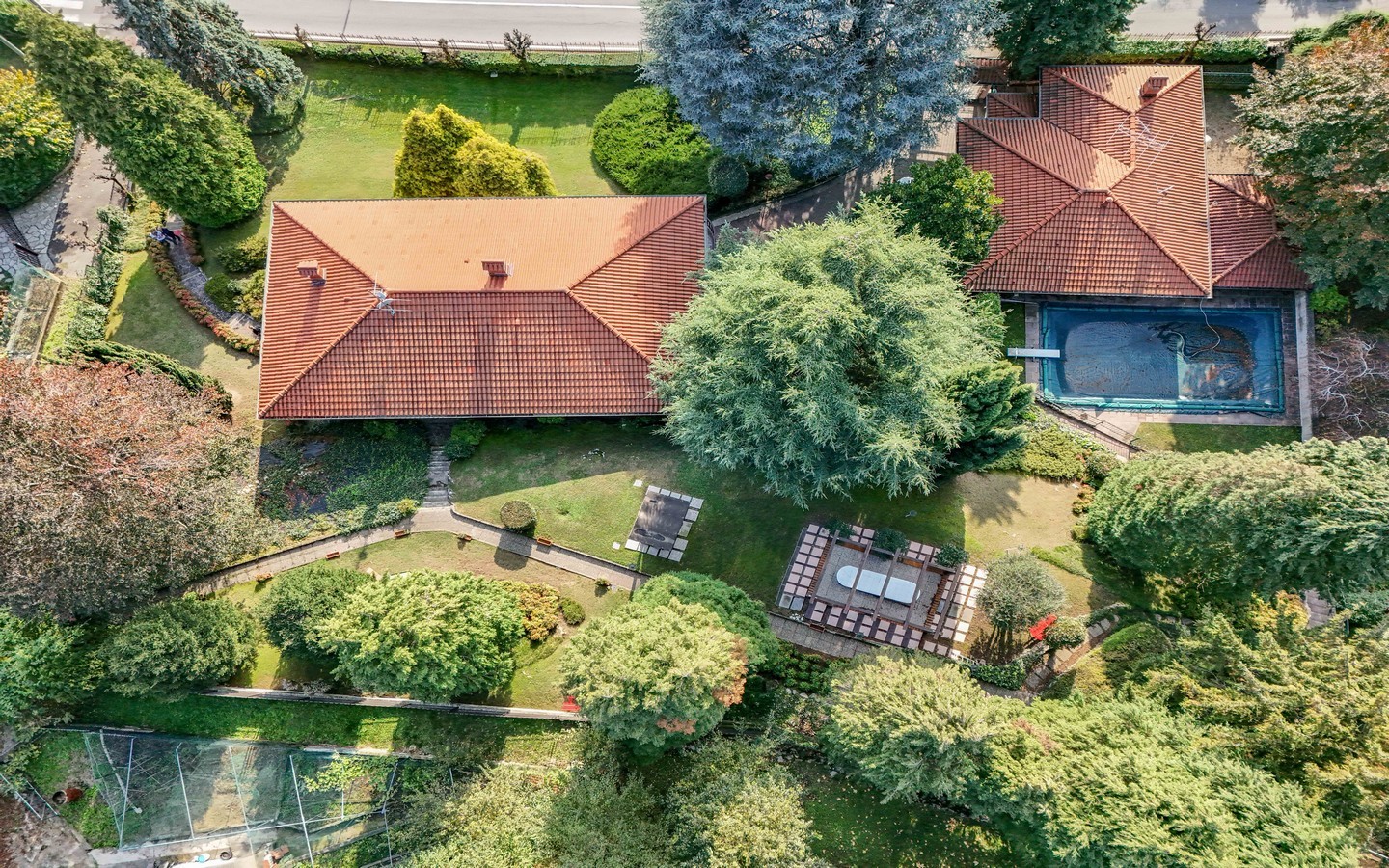 Elégante villa avec dépendance, piscine et grand jardin à Proserpio, Como, Lombardie