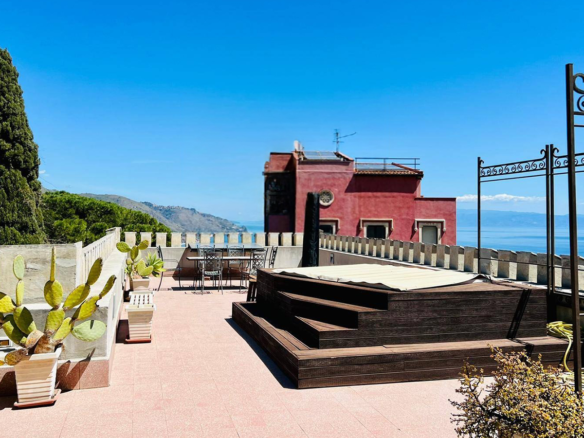 Elegante Villa In Stile Liberty Con Giardino