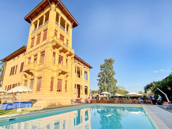 Elegante Villa Liberty del 900 con Vista Panoramica sulle Alpi Apuane