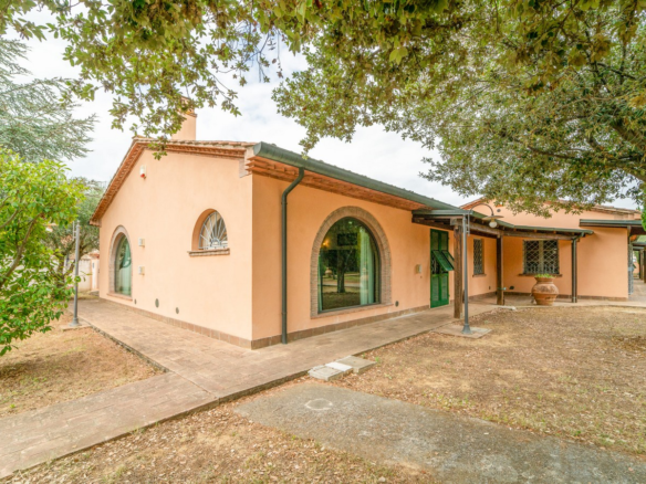 Elegante Villa Toscana Con Ampio Parco A Cecina