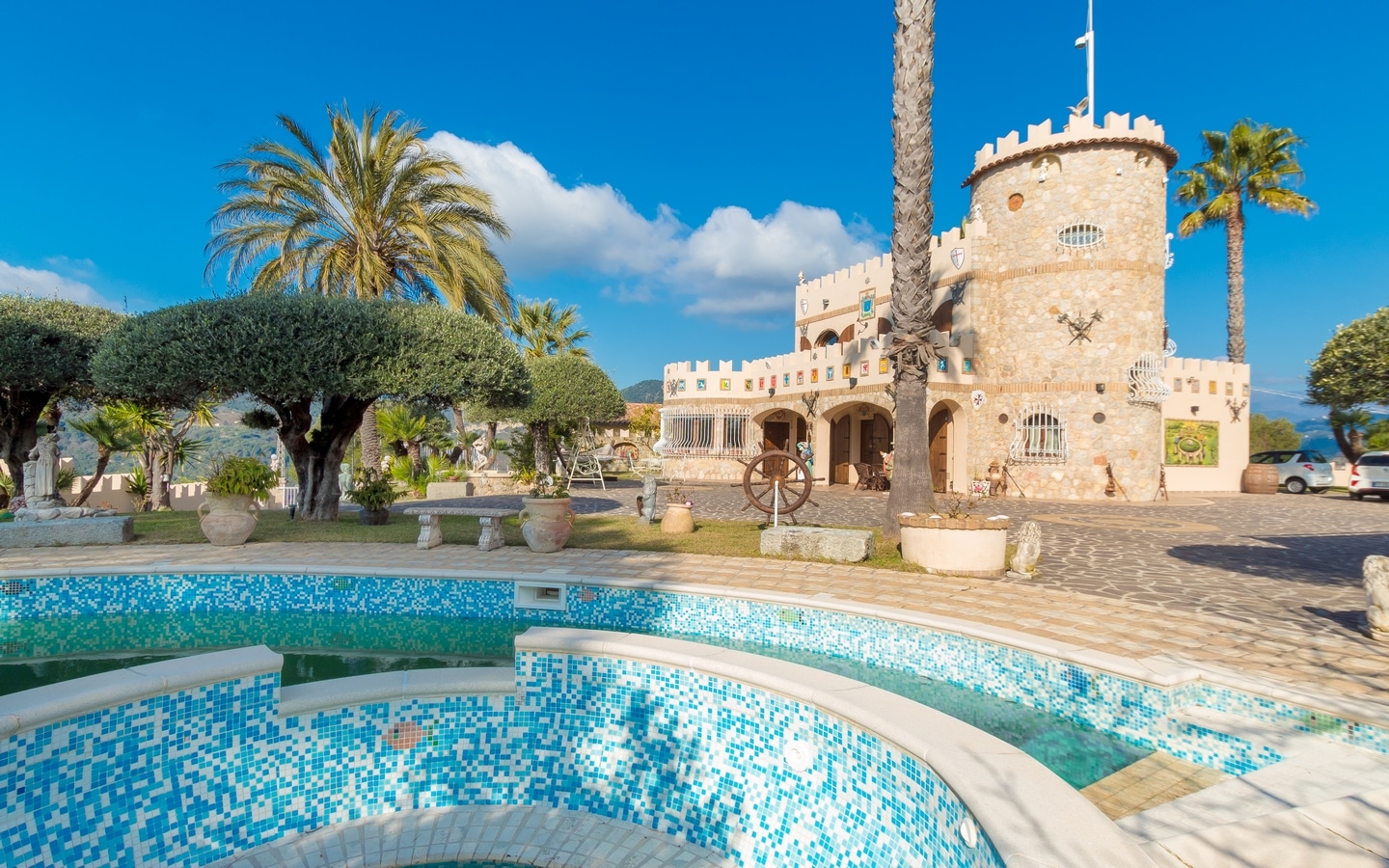 Esclusiva Villa Con Architettura Medievale E Piscina A Camporosso