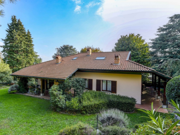 Esclusiva Villa Con Giardino Piantumato A Proserpio