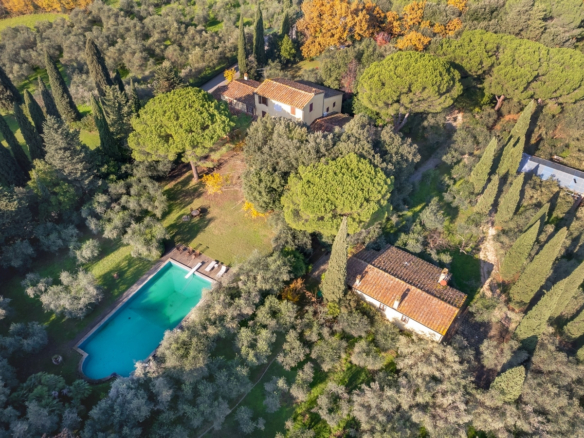 Esclusiva Villa Con Piscina E Laghetto Privato A Pescia