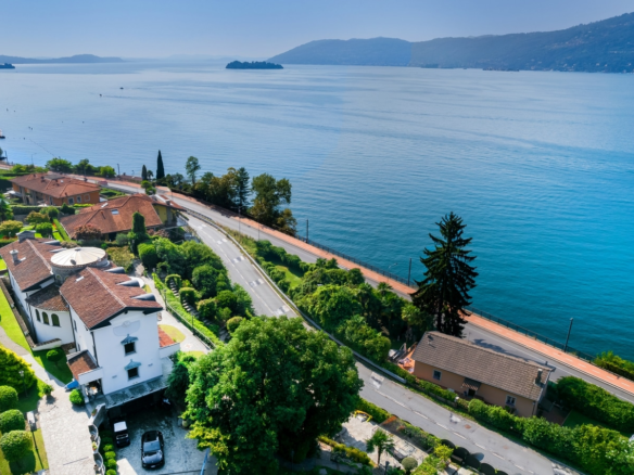 Esclusiva Villa Panoramica Con Torre In Pietra E Piscina A Verbania