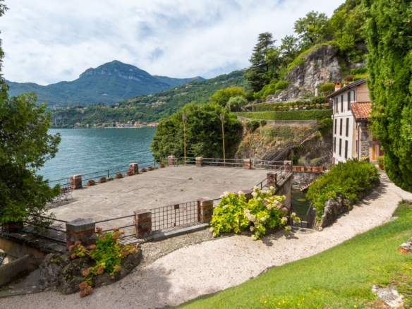Bord du lac avec amarrage de bateau