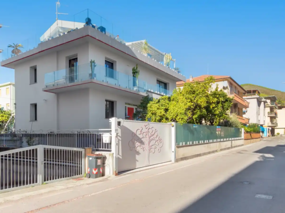 IB 712 Villa moderna a Spotorno con giardino e terrazzo