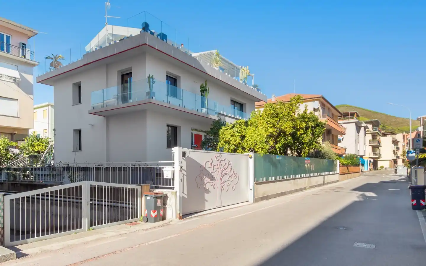 Elegante Villa Plurifamiliare Con Ampi Spazi e Terrazza Panoramica a Spotorno