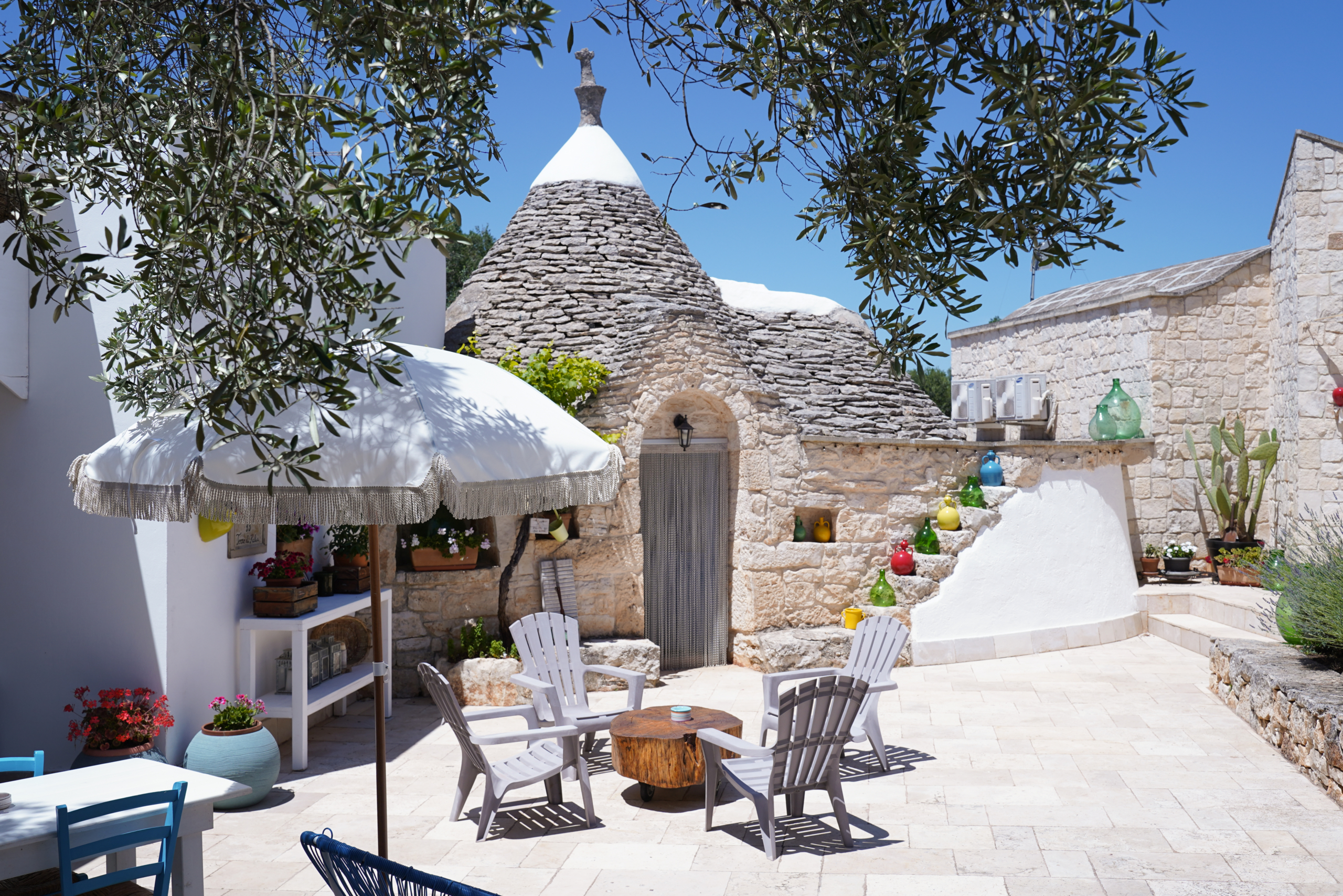 Charmig fastighet med villa, trulli, lamie, pool och stor mark i Ceglie Messapica