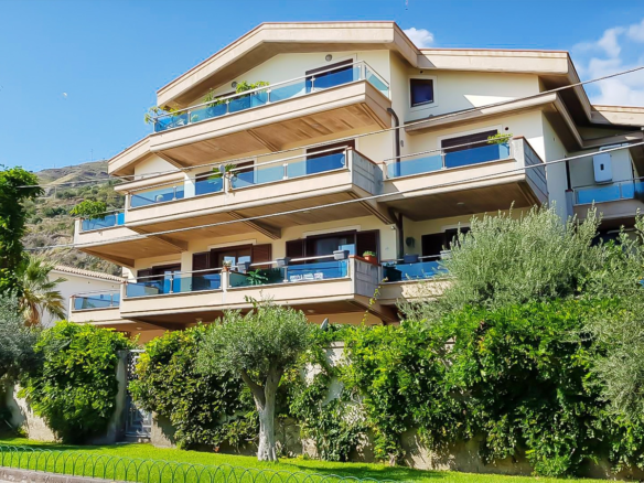 Luxe Appartement Aan Het Strand Te Koop In Taormina