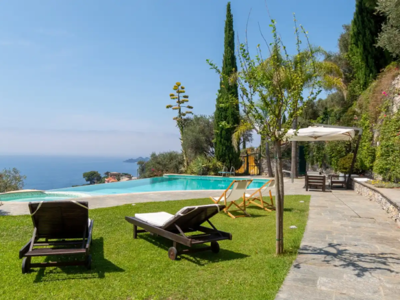 Villa con piscina a Zoagli