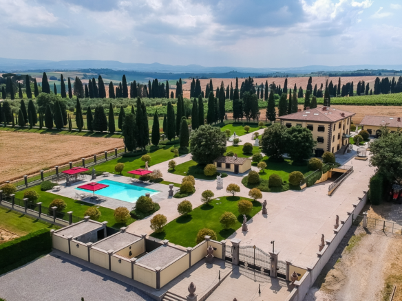 Maestosa Villa Con Piscina E Dependance Immersa Nel Verde Tra Cortona E Montepulciano