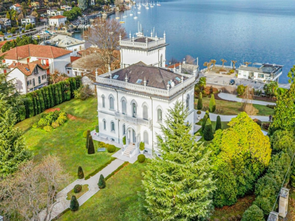 Moderna Villa Neogotica Sulle Sponde Del Lago Maggiore - Lesa