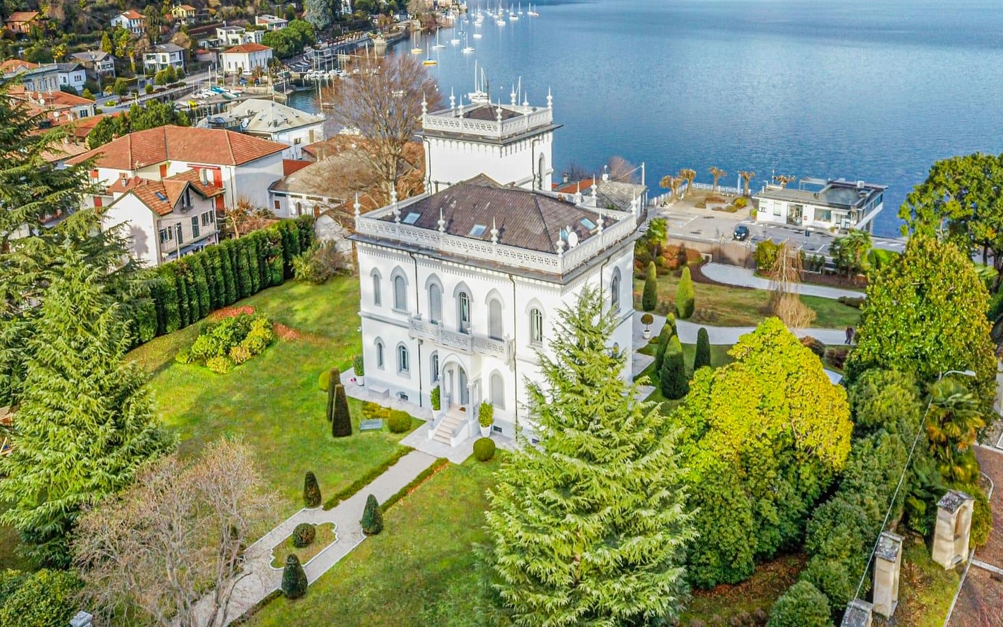 Moderna Villa Neogotica Sulle Sponde Del Lago Maggiore – Lesa