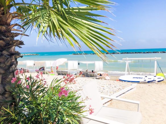 Moderno E Lussuoso Resort Fronte Mare