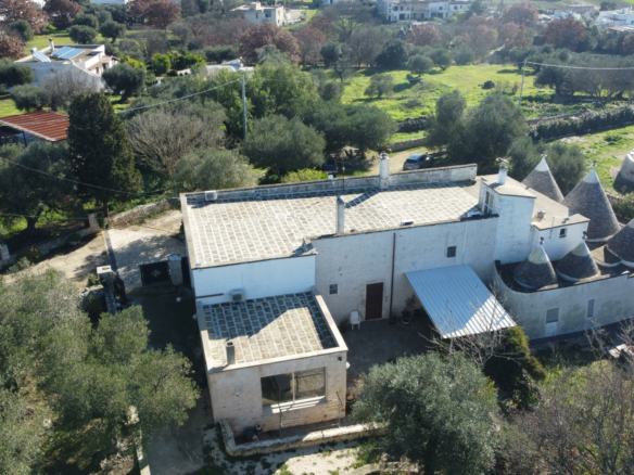 Porzione Di Villa Con Terreno A Cisternino