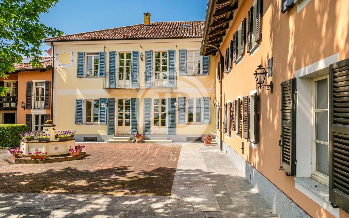 Piscina E Lago Nel Monferrato