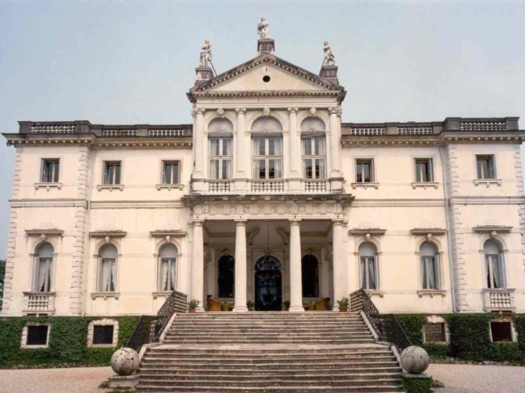 Prestigiosa Residenza d’Epoca Immersa nel Verde delle Colline di Conegliano