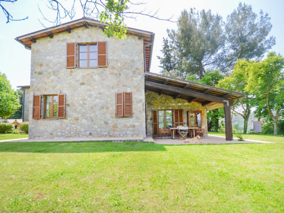 Anwesen besteht aus drei Einheiten mit Garten und Pool in Baschi