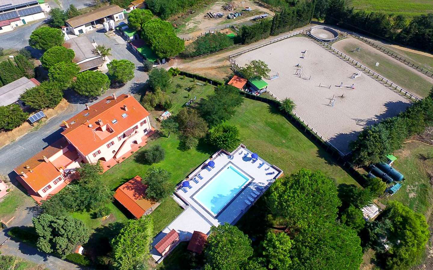 Proprietà Con Maneggio E Produzioni Biologiche A Rosignano Marittimo