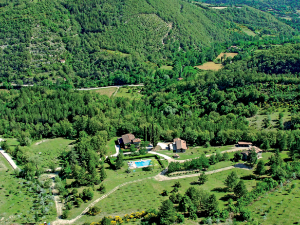 Proprietà Costituita Da Tre Casali Con Piscina Immersi Nel Verde - Chiusi Della Verna