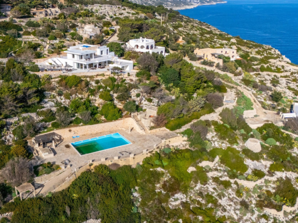 Splendida Villa Con Piscina A Sfioro Sul Mare E Dependance A Santa Maria Di Leuca