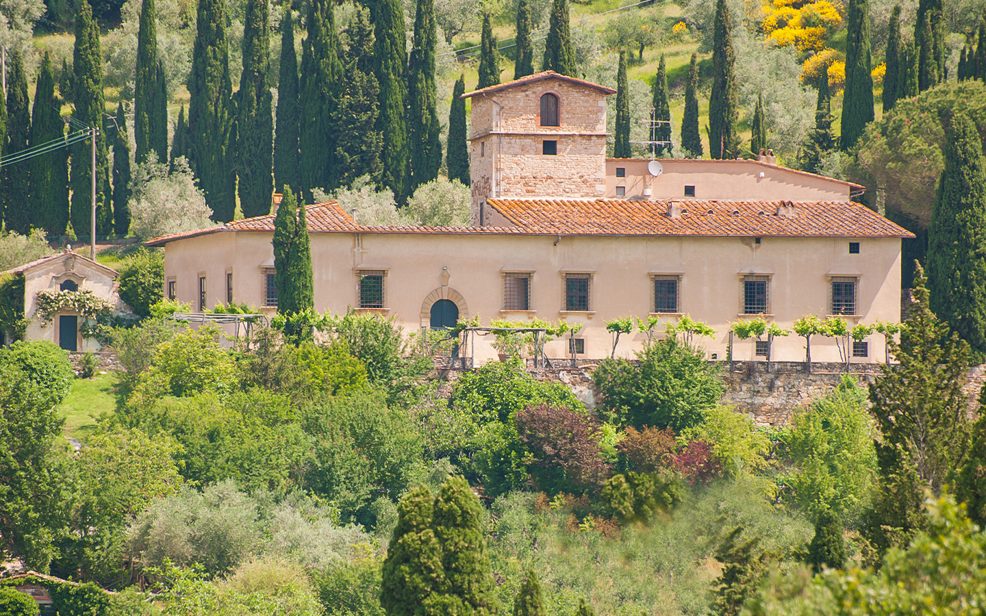 Historiallinen huvila, jossa on keskiaikainen torni ja laaja panoraamanäkymä