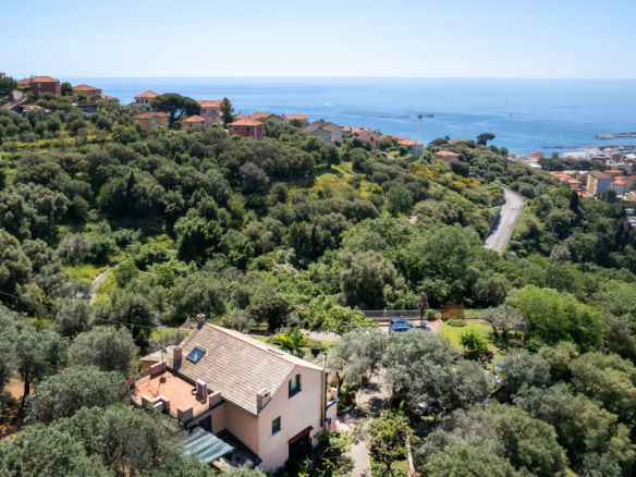 Villa Bifamiliare Vista Mare Con Terreno A Varazze