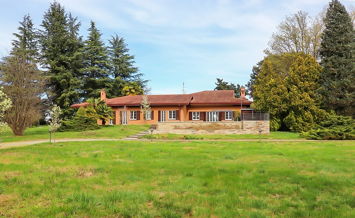 Villa med park og pool ved Maggioresøen