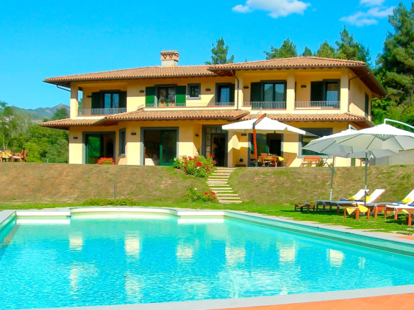 Villa Con Piscina E Ampio Giardino Con Vista Panoramica A Castelnuovo Di Garfagnana