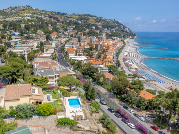 Villa Con Piscina E Vista Mare In Vendita A Ospedaletti