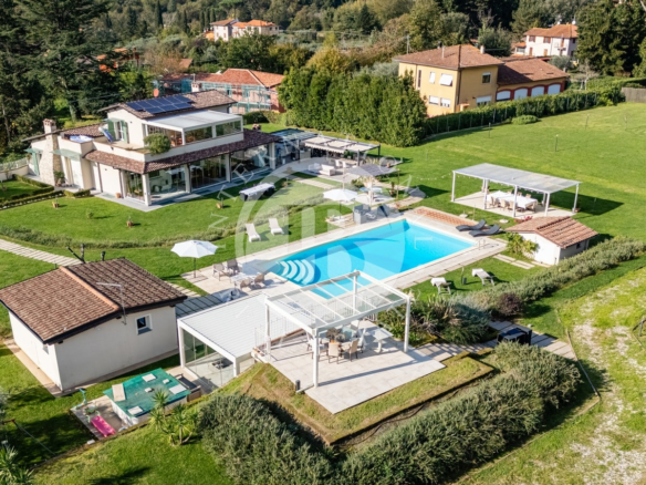 Villa Di Lusso Con Piscina E Giardino Panoramico A Camaiore