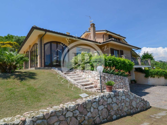 Villa In Collina Vista Mare