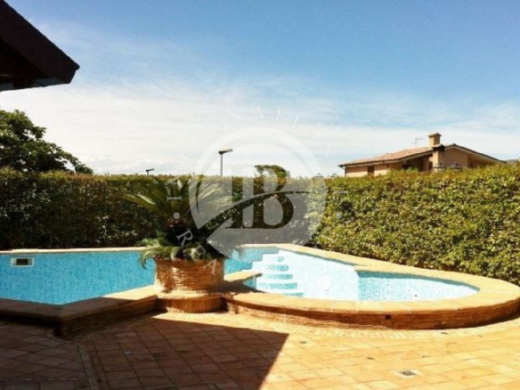 Frittliggende villa med basseng